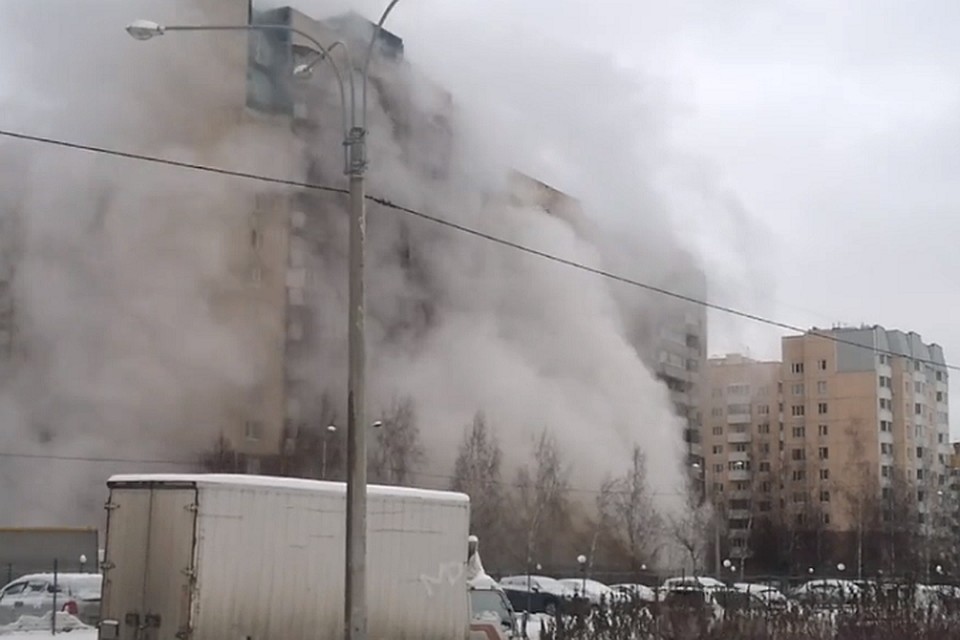 В Приморском районе Петербурга появился многоэтажный гейзер. Фото: vk.com/spb_today
