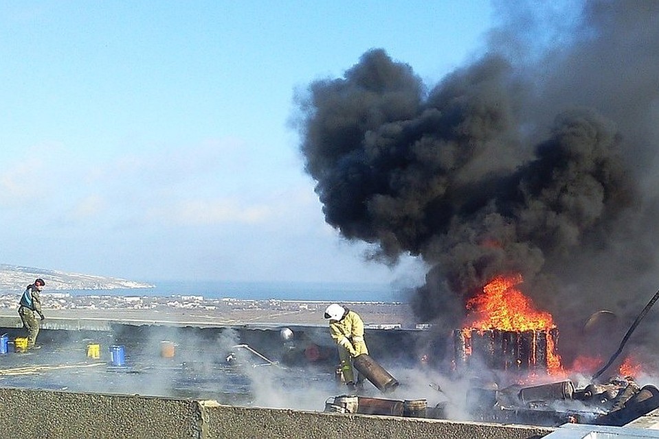 Во время взрыва на крыше находились 18 газовых баллонов, взорвались два. Фото: горсовет.щелкино-рк.рф