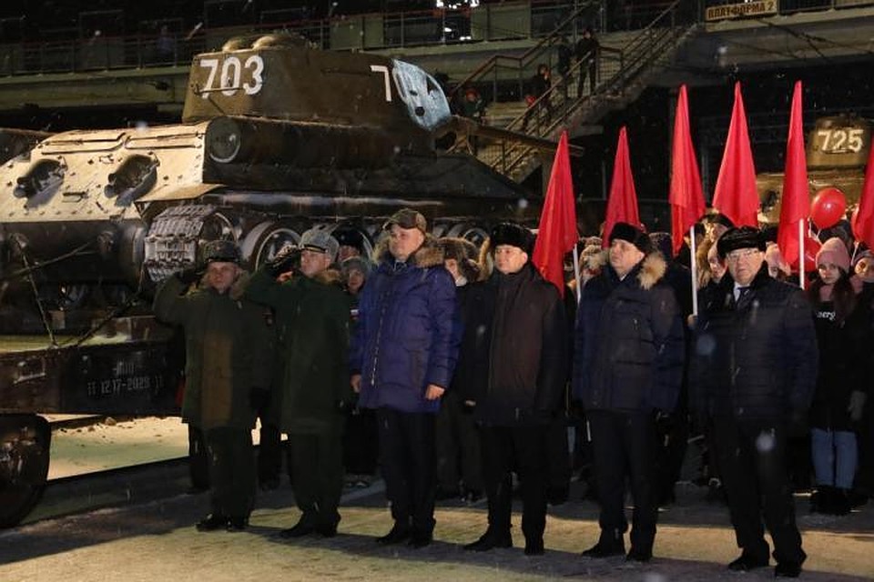 Колонну с легендарными танками Т-34 встретил губернатор Сергей Цивилев. Фото: СНДКО.