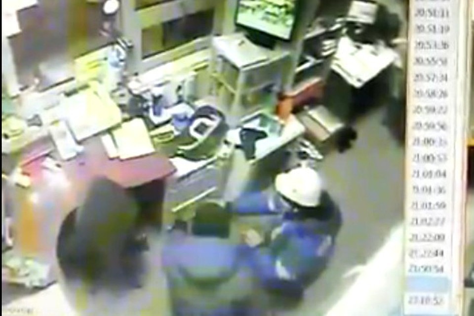 Нападение налетчиков на оператора АСЗ в Кузбассе попало на видео. Фото: кадр видео