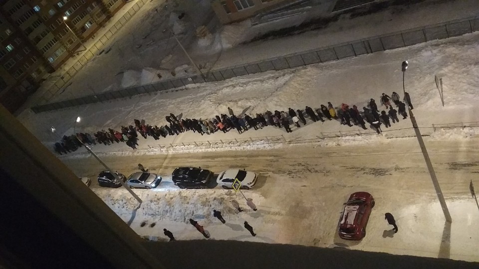 Ситуация около лицея в Ижевске на момент 23.00. Фото: Анна Коробова-Максимова