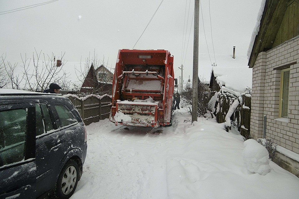 Мусоровоз в переулке наехал на пенсионера. Фото: ГАИ.