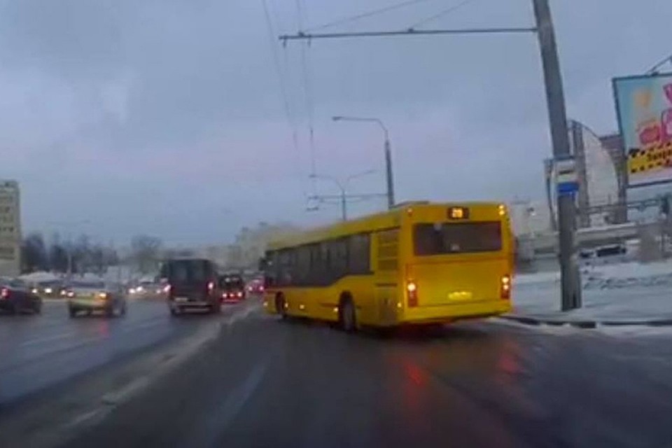 В Минске общественный транспорт заносило на гололеде. Фото: кадр из видео.