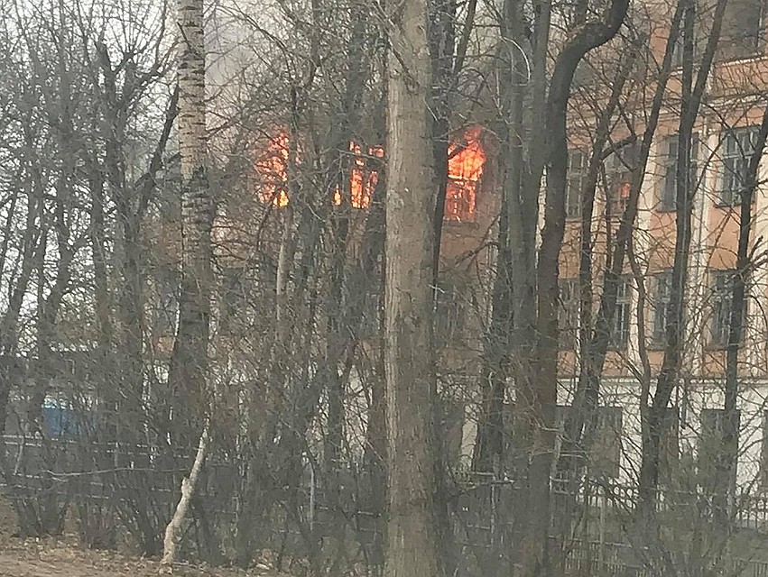 Заброшенную школу периодически пытаются сжечь Фото: Артур Сычёв