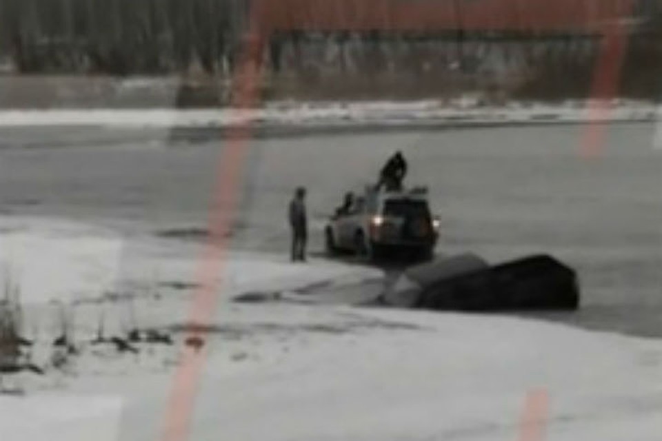 Спасение провалившегося в Енисей пикапа попало на видео. ФОто, видео: Жесть Красноярска.