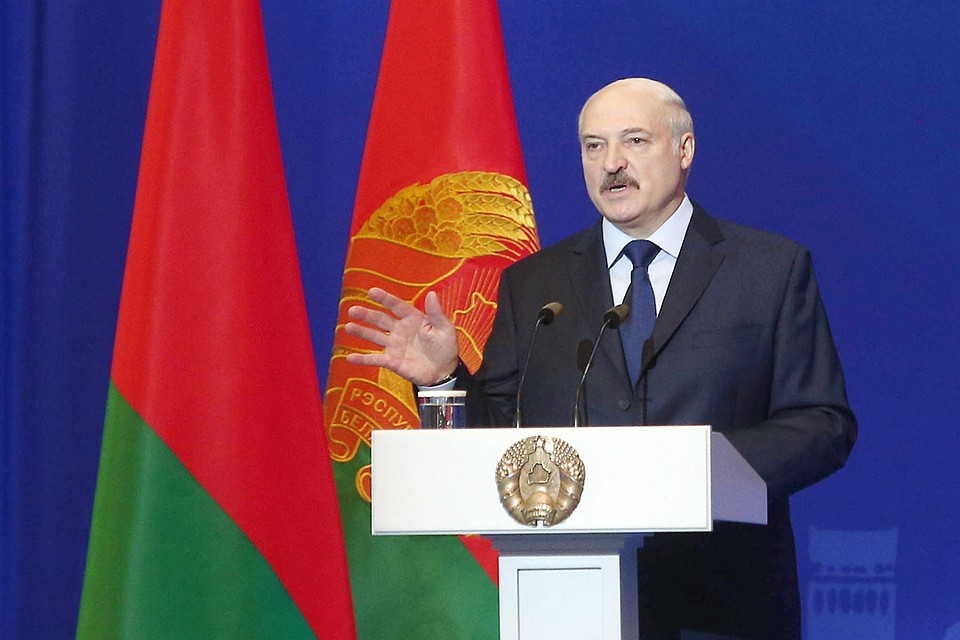 Лукашенко: "Это не дело, когда на святом деле люди набивают карманы, закупая неизвестно как лекарственные препараты, увеличивая на четверть или на треть их стоимость"