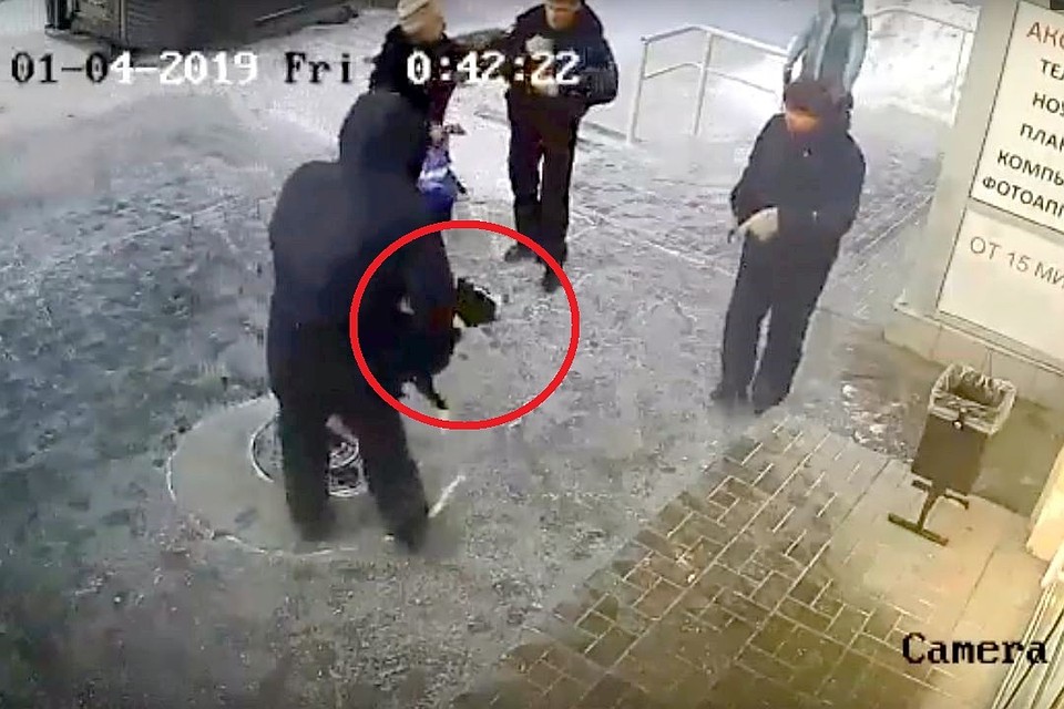 На кадрах видно, что владельцы собаки сами хватают полицейского за форму и расстегивают его.