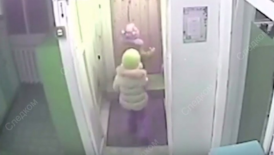 Пятилетние девочки оделись и ушли, и никто из персонала детского сада этого не заметил.