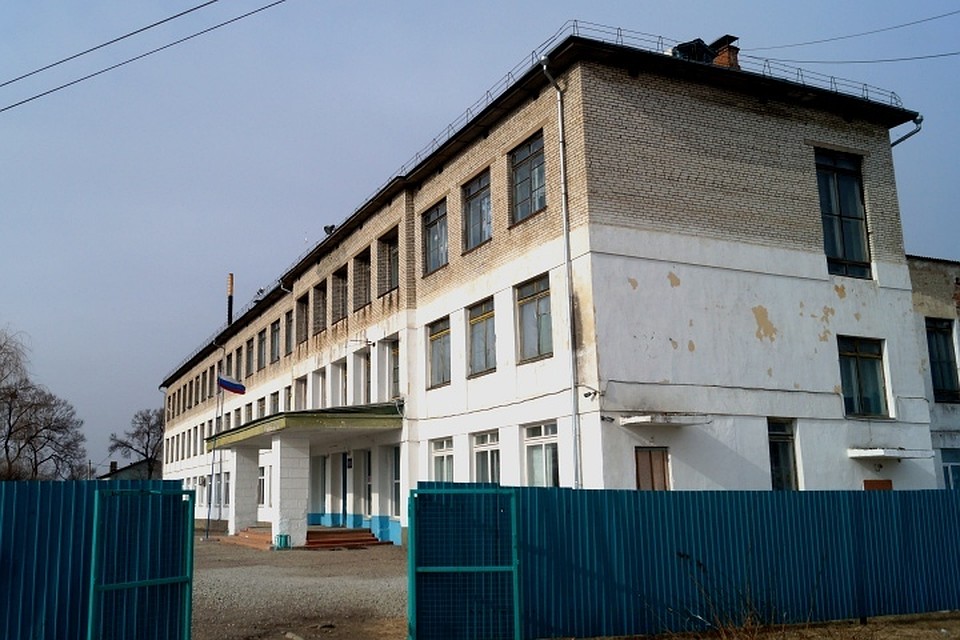 Школа села Первомайское стала известная на всю страну. К такой славе это обветшалое здание явно было не готово