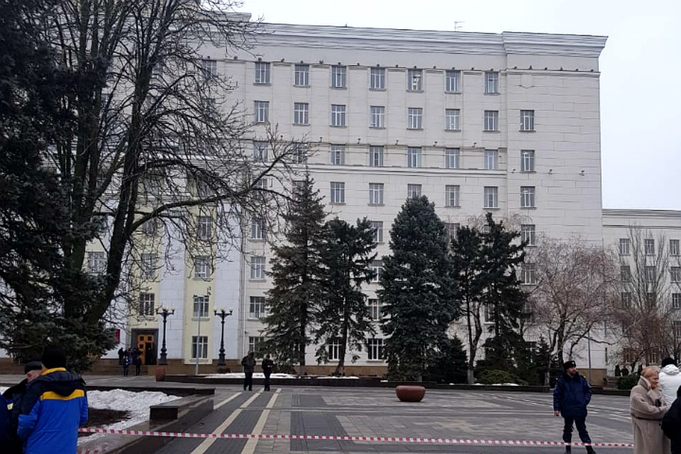 В здании правительства РО сейчас работают взрывотехники и кинологи с собаками.
