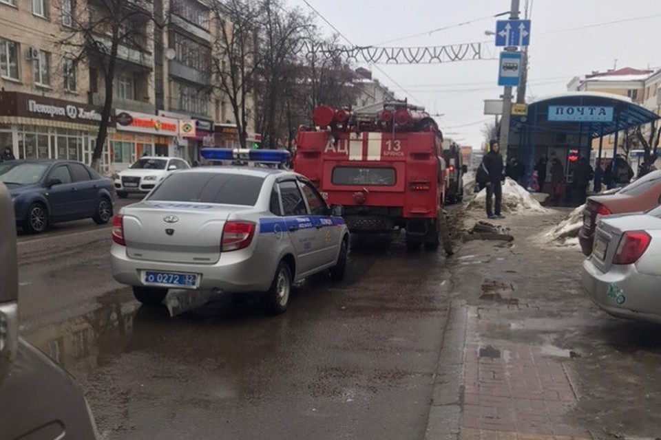 Сотрудников и посетителей вывели на улицу, пока здания обследовали специалисты экстренных служб и силовики. Фото: vk.com, Мария Туркова