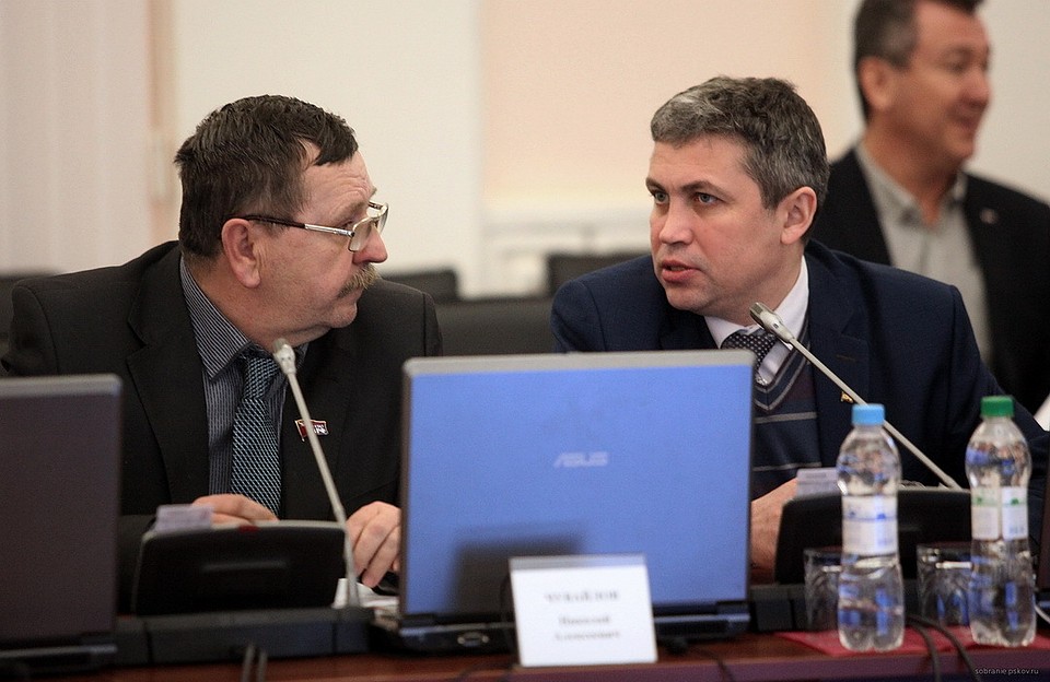 Депутаты поддержали закон, запрещающий продавать вэйпы несовершеннолетним.