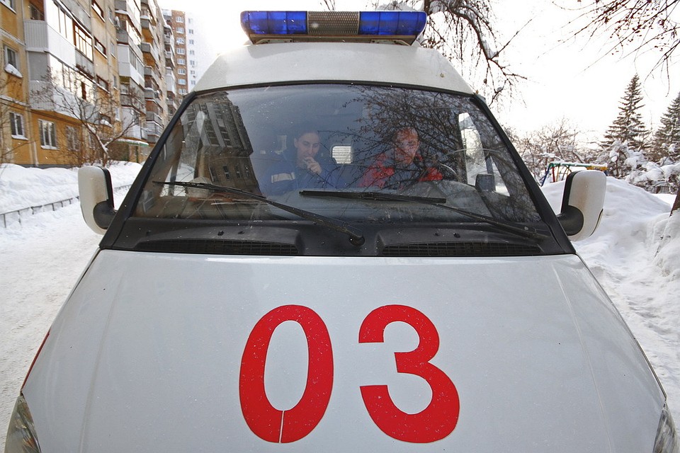 Спасатели доставили пострадавшего на берег, где уже ждала скорая.