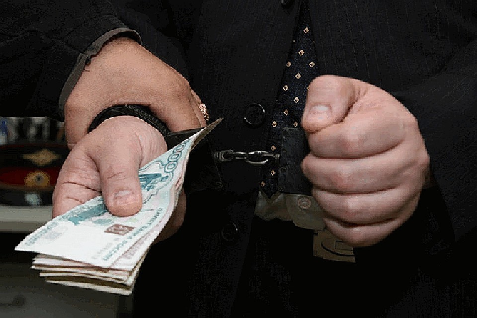 Мужчина просил "откаты" с муниципальных контрактов на фейерверки