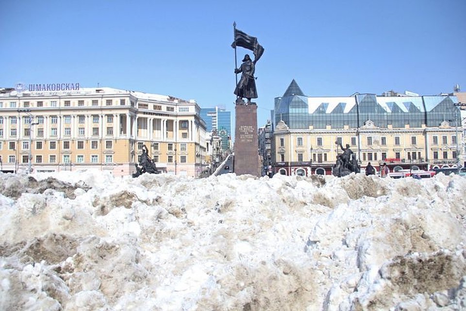 В прошлом году снега было ну очень много. А сейчас сугробы жители Приморья видят только по телевизору