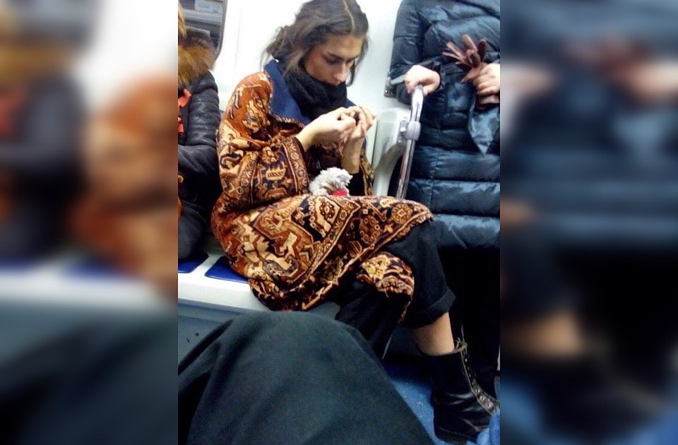 Пальто девушки напомнило новосибирцам ковер своей расцветкой. Фото: vk.com/subwaynsk.