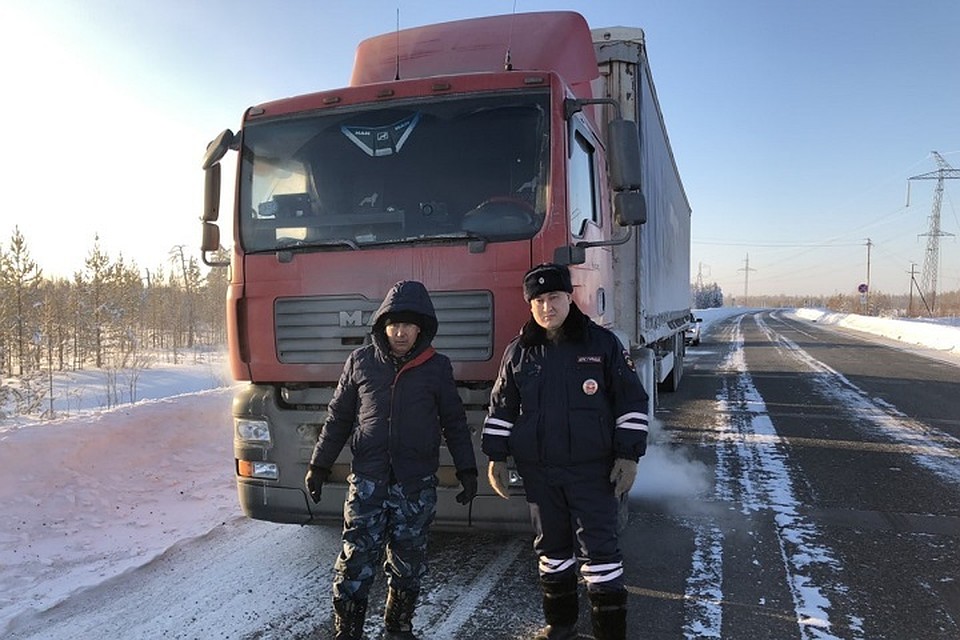 На Ямале дальнобойщик чуть не замерз на трассе Фото: 89.мвд.рф