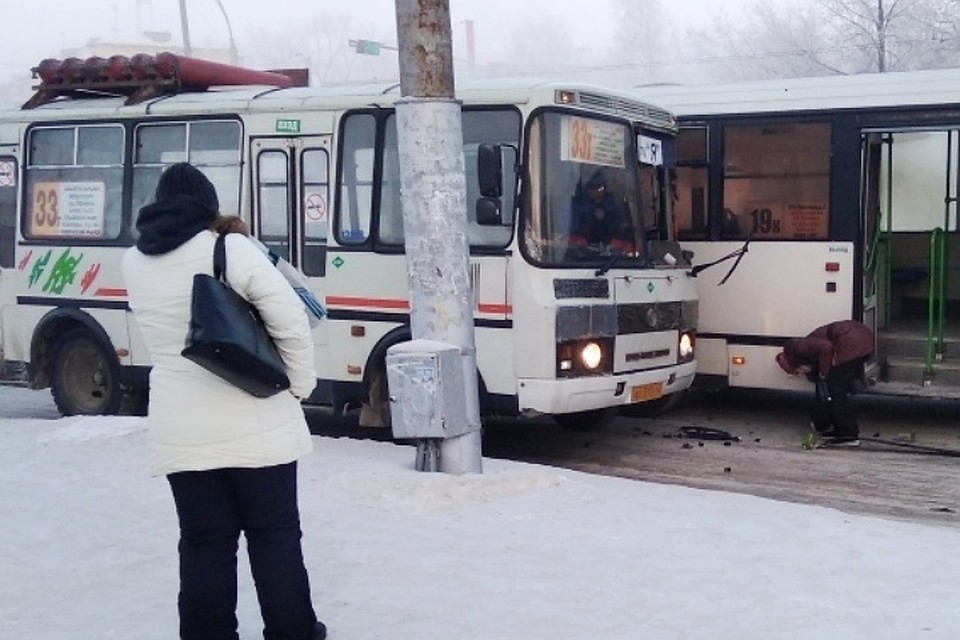 В Кемерове столкнулись маршрутка и автобус. Фото: vk.com, "Регион 42".