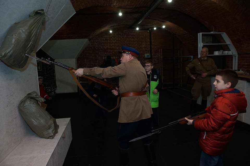 В бомбоубежище провели экскурсию для юных шахматистов. Фото: клуб "Наследие".