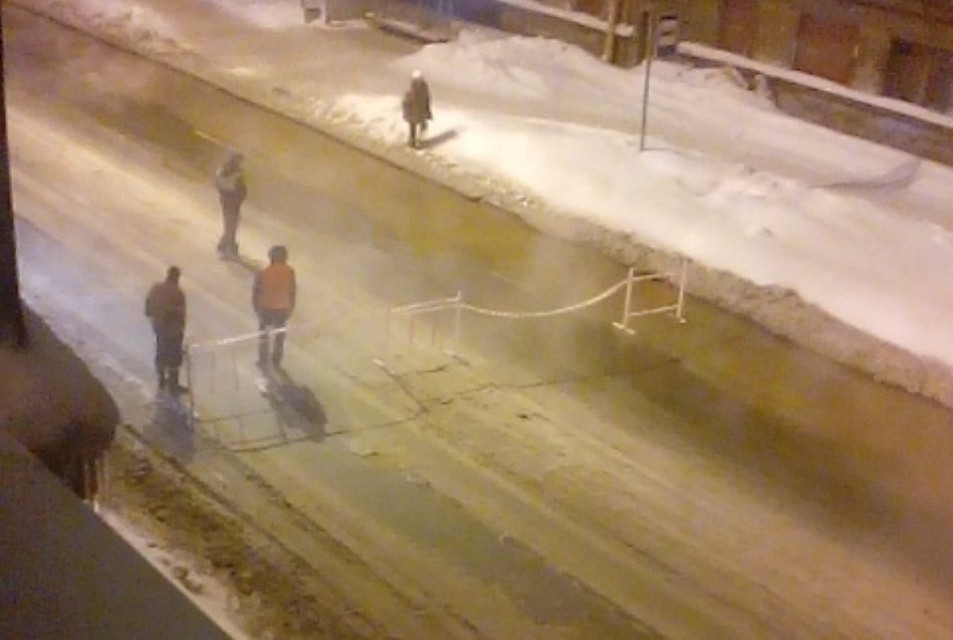 Ночью дорогу перекрыли из-за прорыва Фото: ДТП и ЧП Петербурга