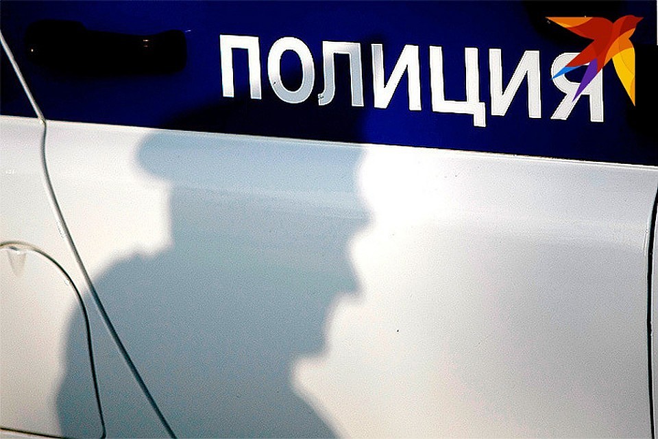 Полицейские проверяют мужчину на причастность к аналогичным преступлениям