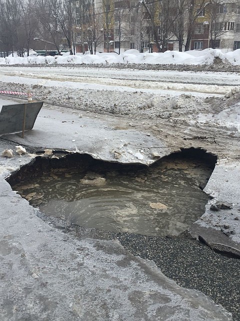Под асфальтом стоит вода