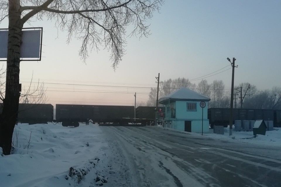 Из-за перегородившего дорогу поезда кемеровчане опоздали на работу. Фото: vk.com, "Регион 42"