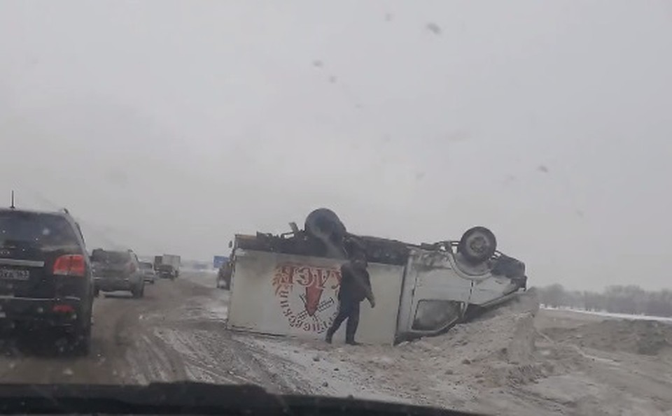 Коммунальщики уже аккуратно почистили снег вокруг "перевертыша"