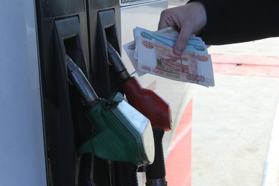 Продавал служебный бензин по дешевке: водитель из Ангарска наворовал топлива на 705 тысяч рублей