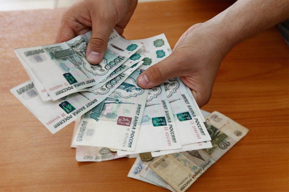 Работникам задолжали более 300 тысяч рублей