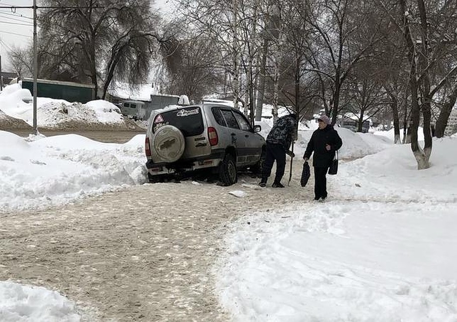 Автомобиль провалился в яму на тротуаре. Фото соцсетей