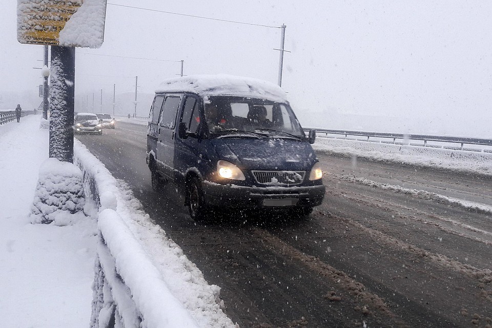 Чтобы не попасть в аварию, водителям советуют держать безопасную дистанцию и не превышать скорость.