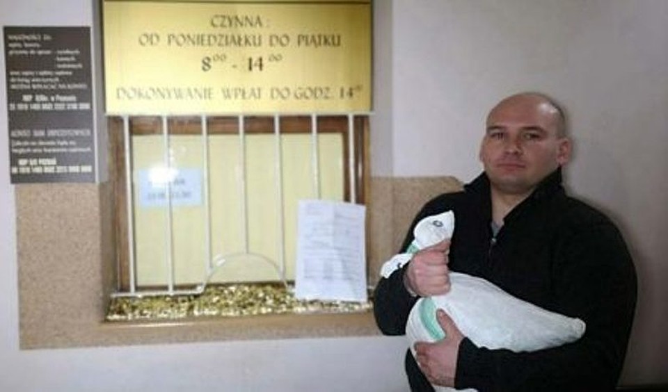 Поляк Анджей перед подсчетом мелочи