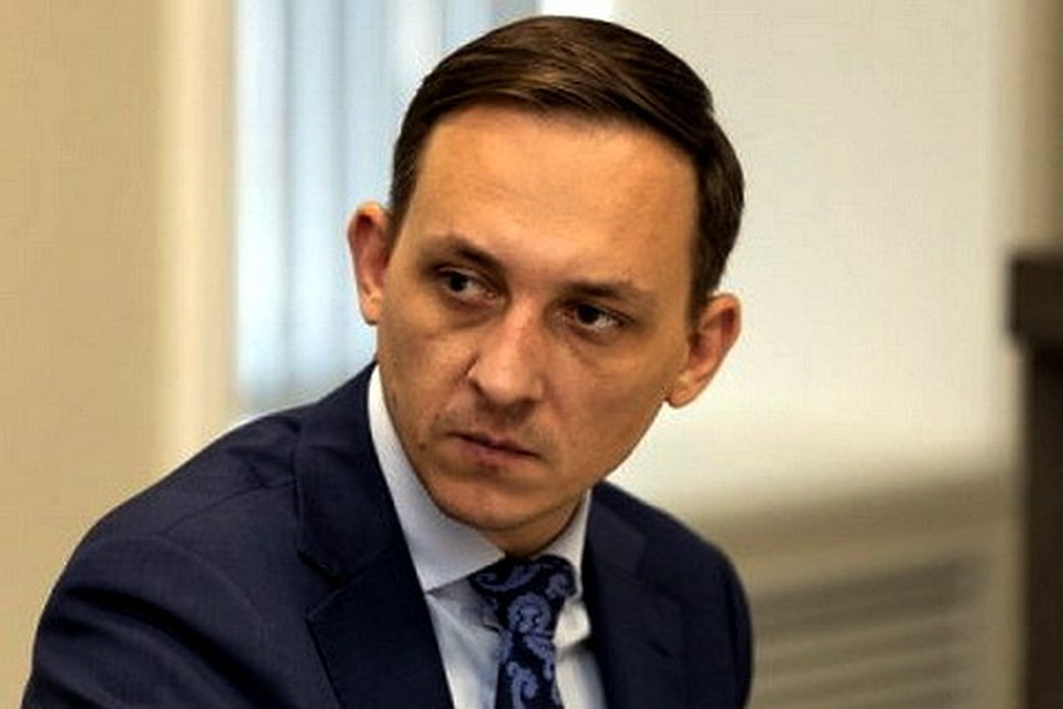 Сергей Грахов перестал быть "исполняющим обязанности" и на полной основе занял пост председателя госкомитета по строительству и ЖКХ.