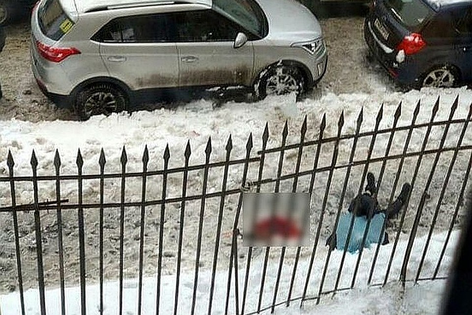 Кусок льда рикошетом отскочил от подоконника и полетел не вниз, а в сторону тротуара, который находится в нескольких метрах от здания. ФОТО: соцсети