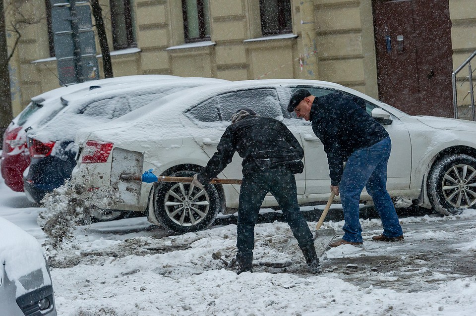Петербуржцы берут в руки лопаты и самостоятельно убирают снег с улиц города зимой 2019 года