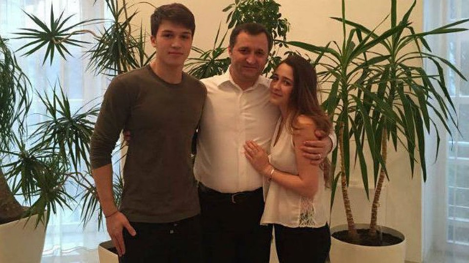 Влад Филат со своими детьми.