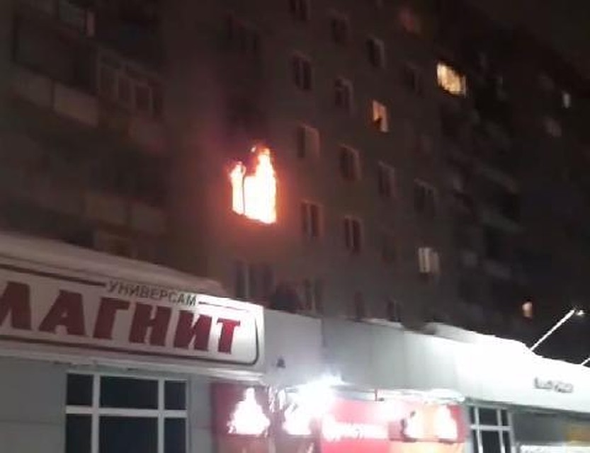 На Большой Садовой сгорела квартира. Кадр из видео очевидца
