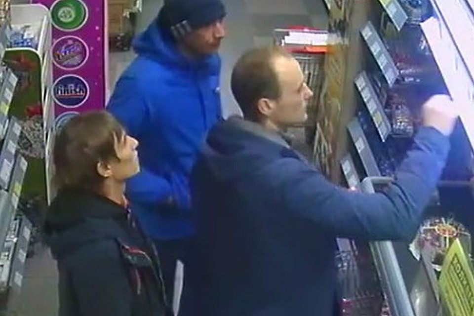 Парни несколько раз рассчитались картой в магазине. Фото: МВД по Новосибирской области.