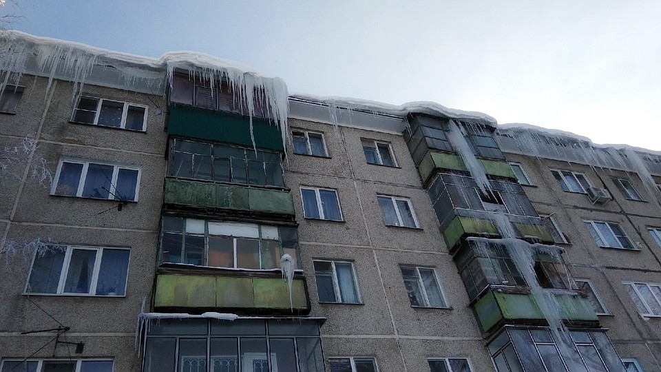 Самый актуальный вопрос этой зимы - кто должен сбивать сосульки?