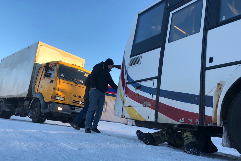 Час на морозе водители пытались реанимировать двигатель старого автобуса. Фото: Андрей Белянцев