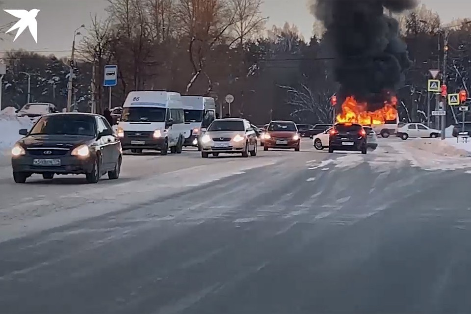 Пассажиров в салоне не было, водитель успел выбраться. Фото: кадр из видео.