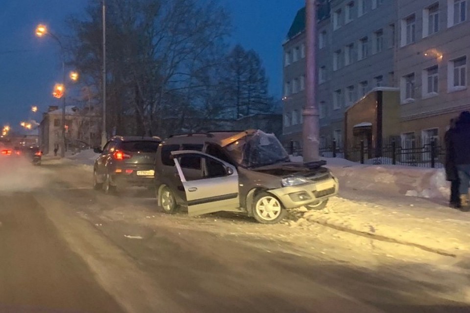 В Кемерове при ДТП автомобиль намотался на столб. Фото: vk.com, "Регион 42"