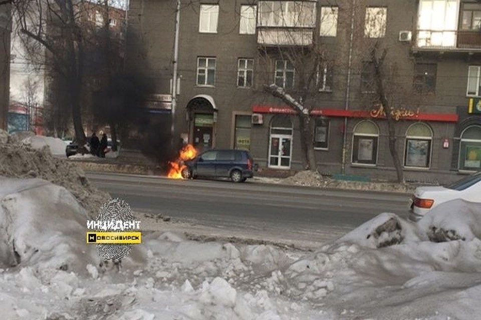 Автомобиль загорелся на проспекте Дзержинского. Фото: «Инцидент Новосибирск».
