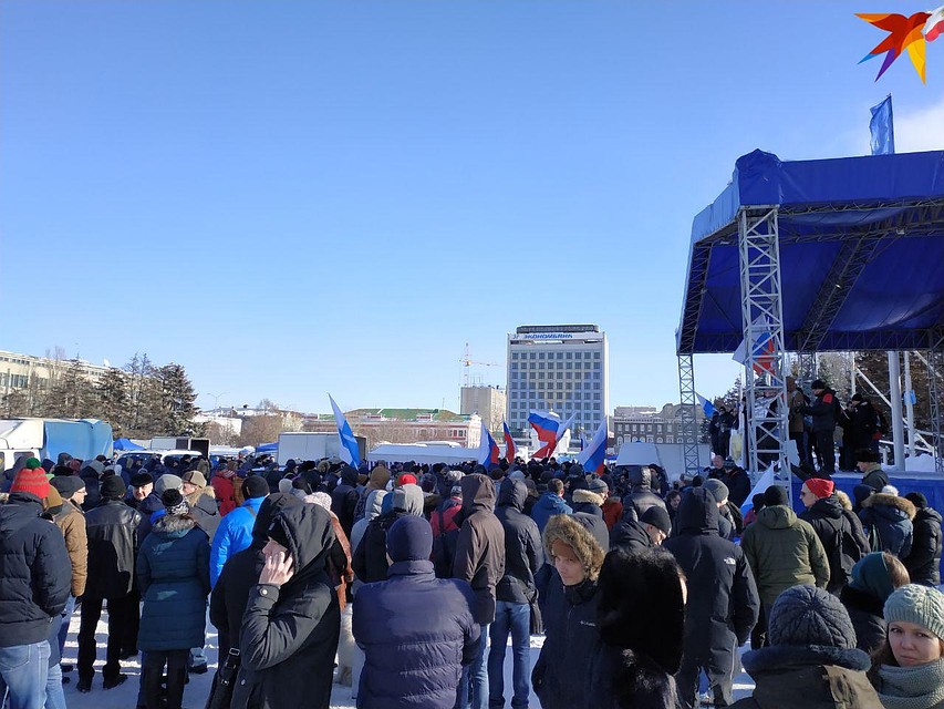 Митингующие переместились на сцену Театральной площади