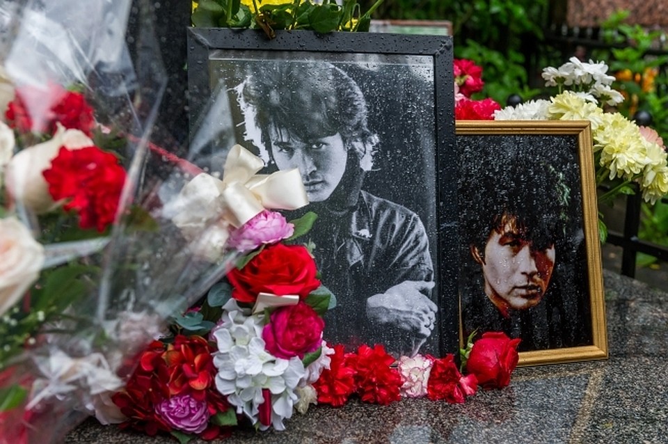 Виктор Цой умер в возрасте 28 лет в 1990 году. Похоронен в Санкт-Петербурге