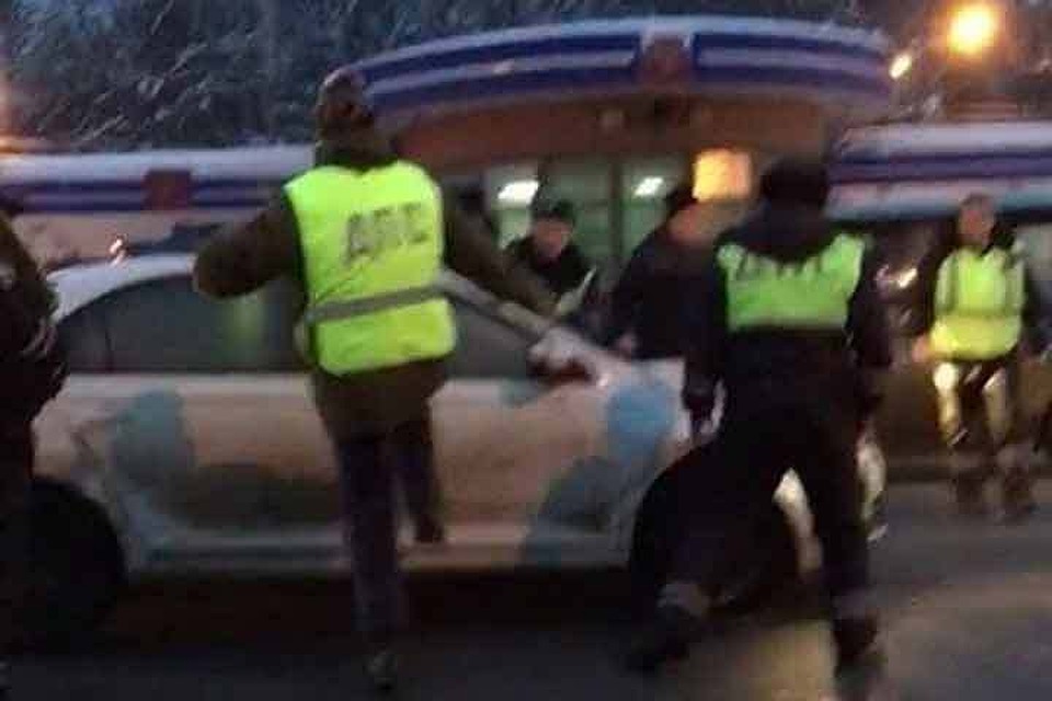 Полицейские пытались открыть дверь машины, но тщетно