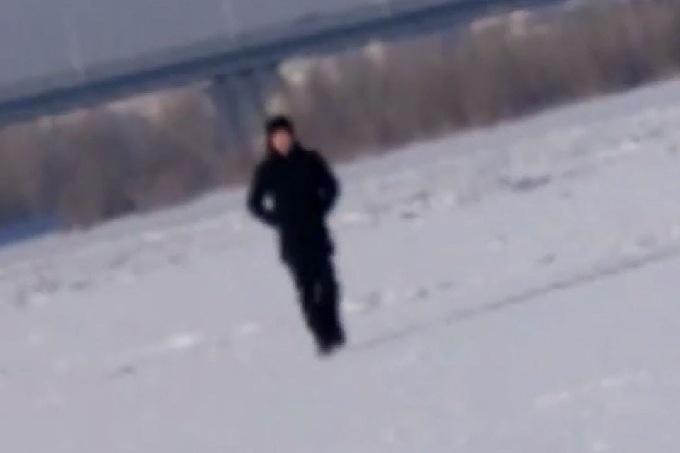 Мальчишка вышел на середину реки. Фото: МАСС.