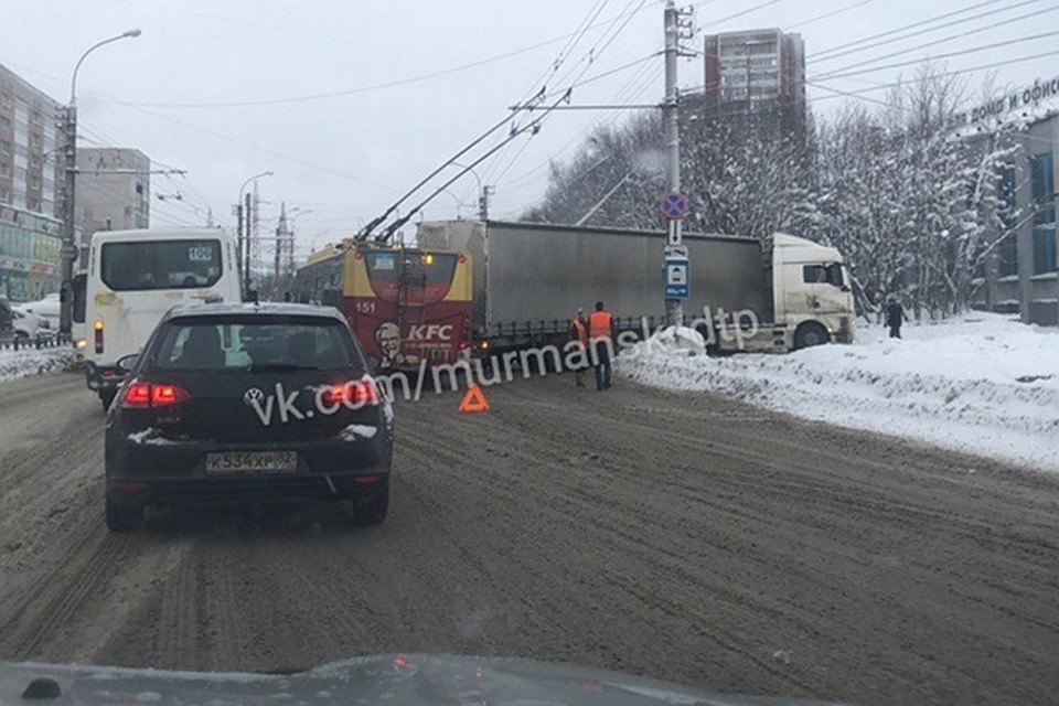 В Мурманске троллейбус и грузовик не поделили дорогу возле дома лесничества. Фото: Денис Волк