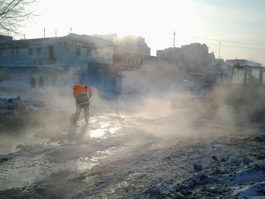 В Омске из-за прорвавшей колонки затопило улицу в центре города